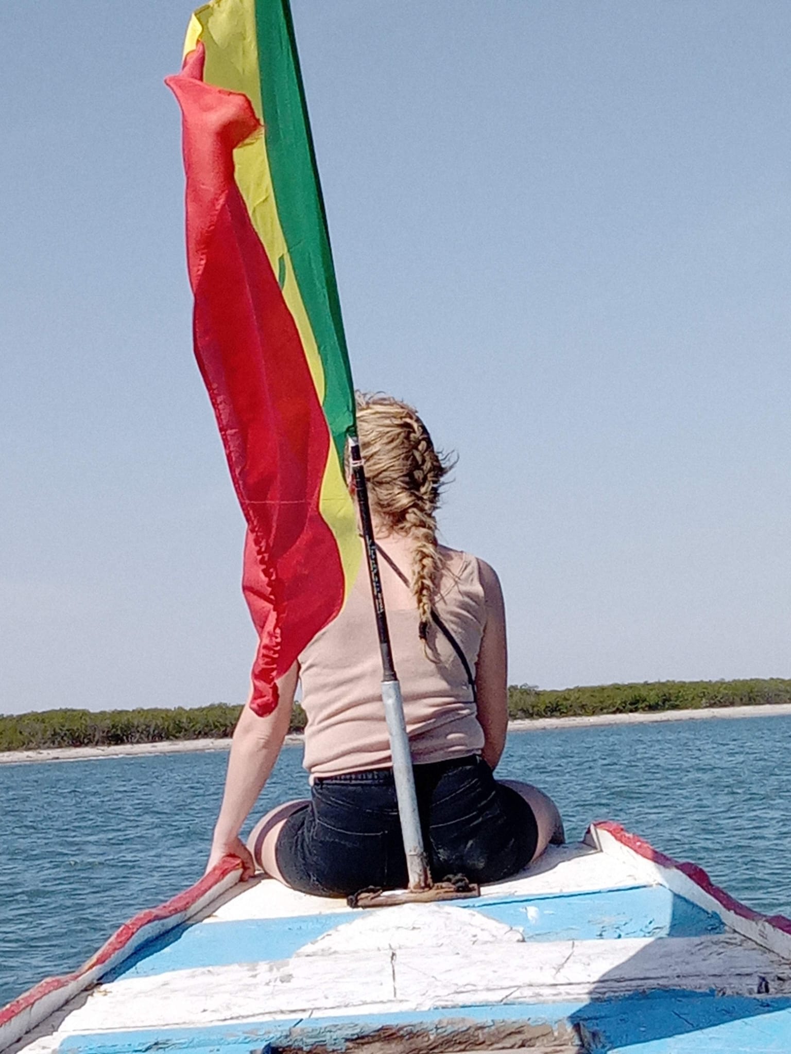 Traversée en pirogue avec le drapeau sénégalais dans le Delta du Saloum