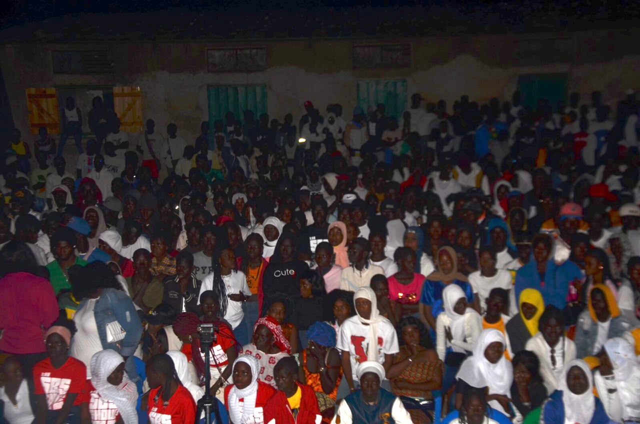 Public nombreux lors d'une soirée du festival à Djirnda