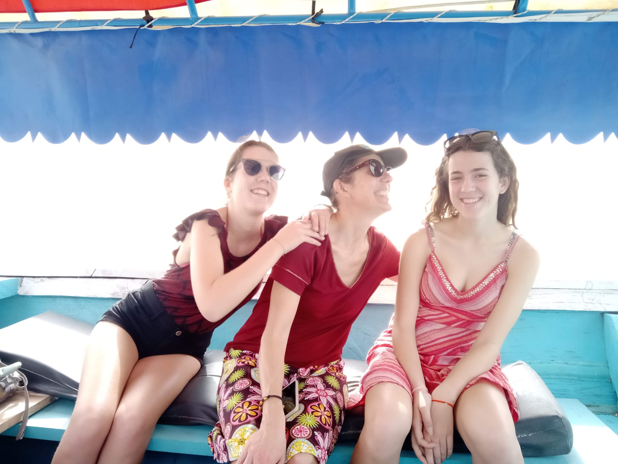 Visiteurs à bord d'une pirogue dans les îles du Saloum